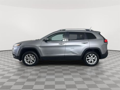 Used 2017 Jeep Cherokee Latitude FWD image 4