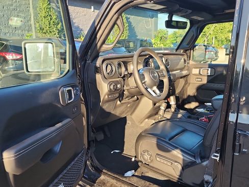 Used 2023 Jeep Wrangler Unlimited Sahara w/ Cold Weather Group AWD/4WD image 10