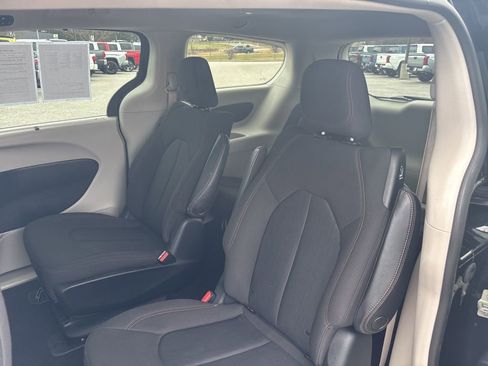 Used 2020 Chrysler Pacifica Touring image 13