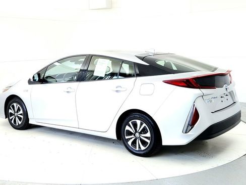 Certified 2018 Toyota Prius Prime Premium FWD image 4