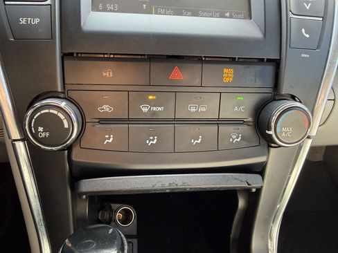 Used 2017 Toyota Camry LE image 28