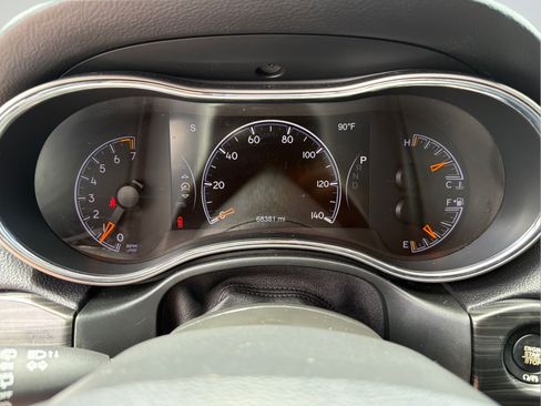 Used 2021 Jeep Grand Cherokee Laredo X RWD image 12