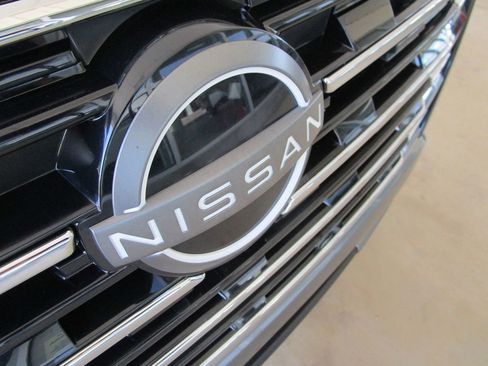 Used 2025 Nissan Rogue SL AWD/4WD image 23