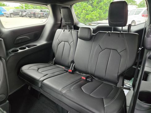New 2027 Chrysler Pacifica Select FWD image 35