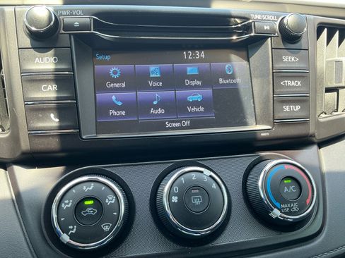 Used 2018 Toyota RAV4 LE w/ Carpet Mat Package FWD image 28