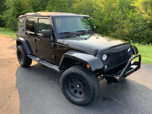 Used 2015 Jeep Wrangler Unlimited Sahara w/ Connectivity Group AWD/4WD image 2