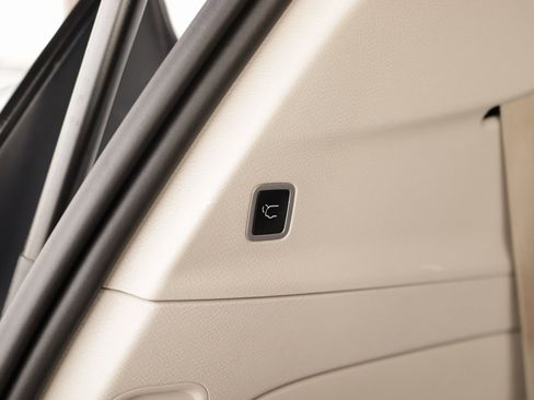 Used 2024 Chrysler Pacifica Touring-L image 27