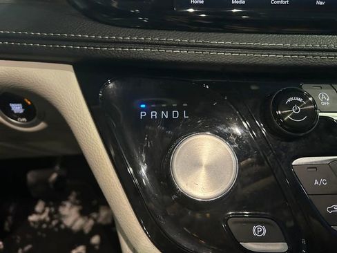 Used 2023 Chrysler Pacifica Limited image 29