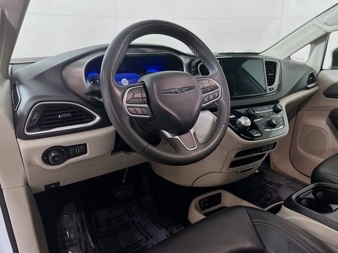 Used 2023 Chrysler Pacifica Touring-L image 9