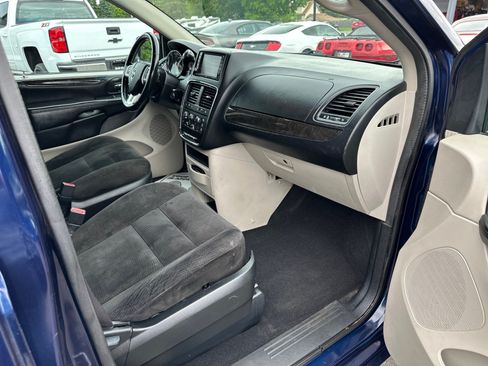 Used 2017 Dodge Grand Caravan SE w/ UConnect Hands-Free Group FWD image 19