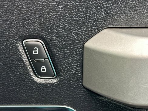 Used 2021 Ford F250 Lariat w/ Chrome Package image 21