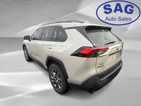 Used 2022 Toyota RAV4 XLE Premium image 4