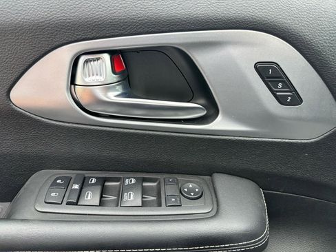 Used 2023 Chrysler Pacifica Touring-L w/ S Appearance Package FWD image 16