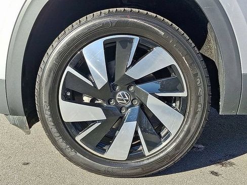 Used 2024 Volkswagen Atlas Cross Sport SE FWD image 8