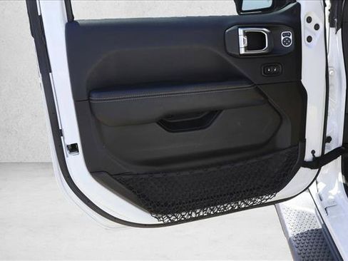 Used 2018 Jeep Wrangler Unlimited Sahara AWD/4WD image 12