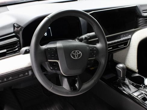 Used 2025 Toyota Camry XLE AWD/4WD image 25