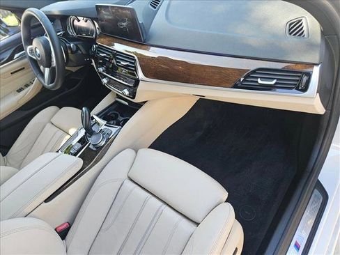 Used 2018 BMW 540i w/ M Sport Package image 21