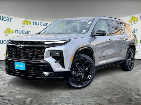 Used 2025 Chevrolet Traverse RS image 3