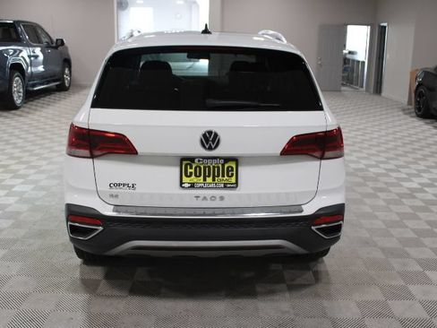 Used 2022 Volkswagen Taos SE w/ Panoramic Sunroof Package FWD image 11