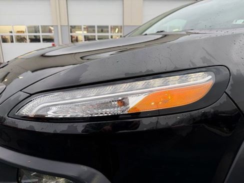 Used 2017 Jeep Cherokee Trailhawk w/ Cold Weather Group image 12