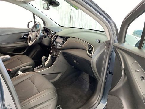 Used 2022 Chevrolet Trax LT w/ LT Convenience Package image 36