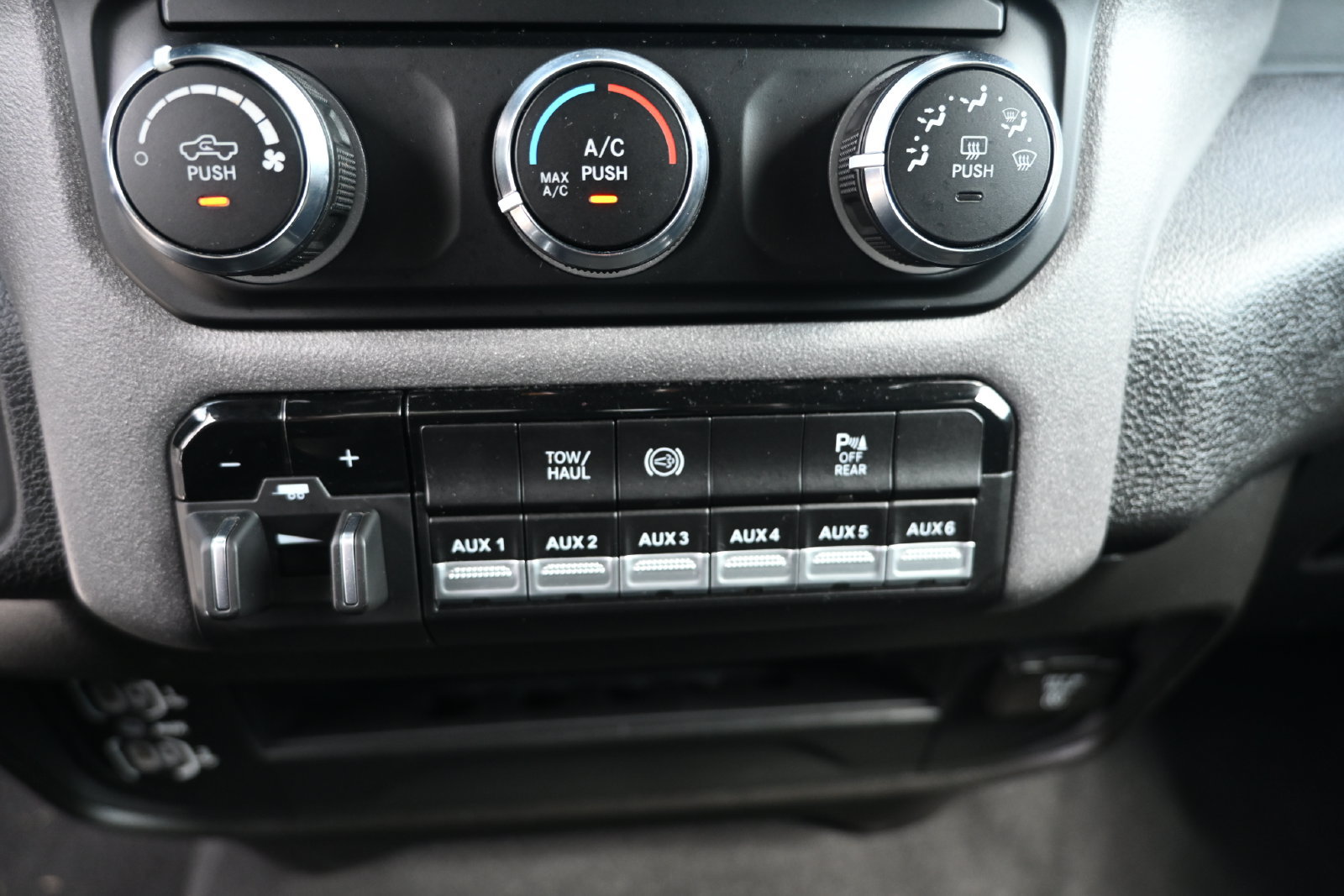 Used 2024 RAM 3500 Tradesman w/ Chrome Appearance Group AWD/4WD image 19