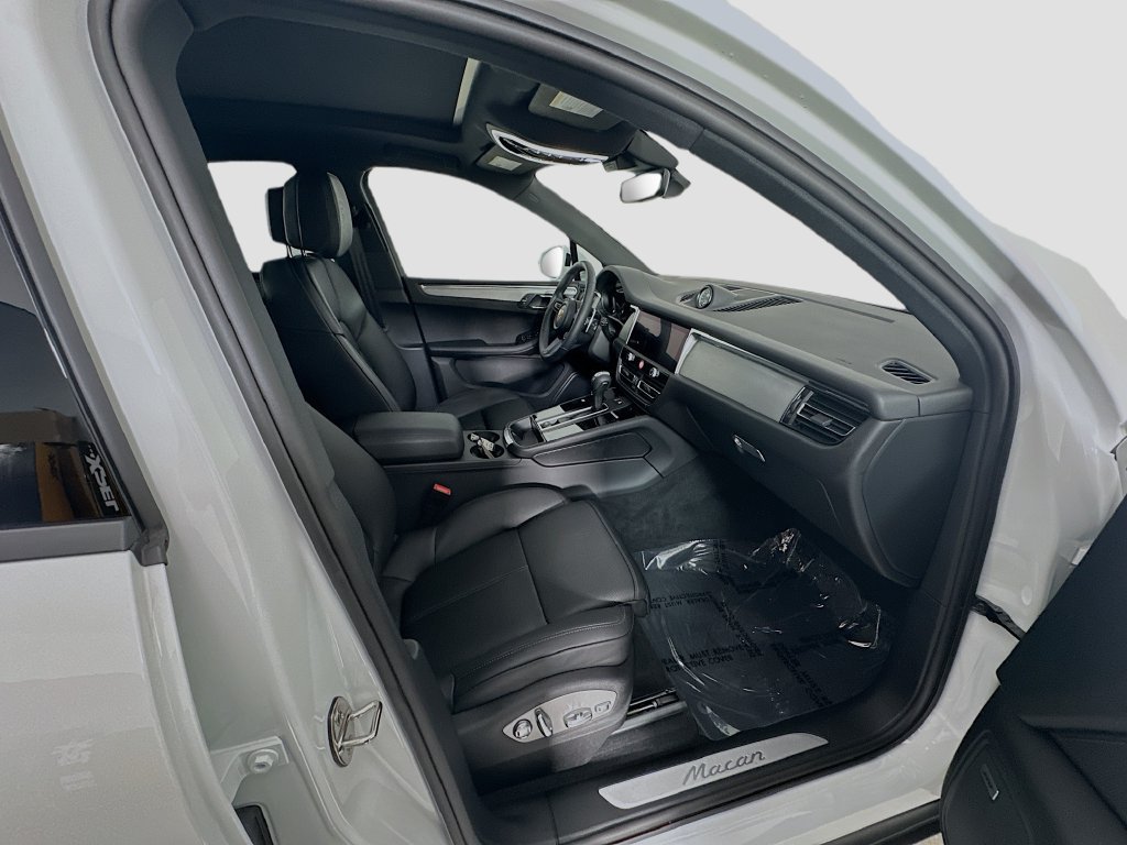 Certified 2025 Porsche Macan AWD/4WD image 30