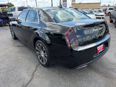 Used 2018 Chrysler 300 Touring L image 3