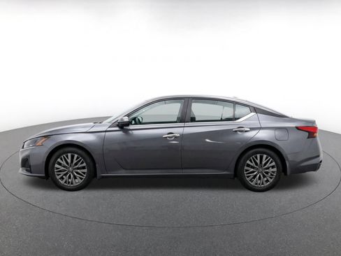 Used 2025 Nissan Altima 2.5 SV FWD image 4