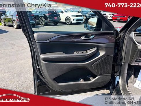 Used 2023 Jeep Grand Cherokee Altitude AWD/4WD image 11