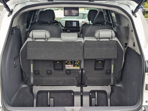 Used 2024 Toyota Sienna Limited FWD image 34