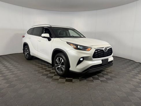 Used 2023 Toyota Highlander XLE FWD image 4