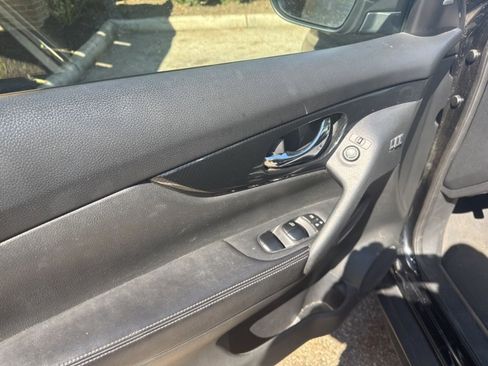 Used 2018 Nissan Rogue SL image 9