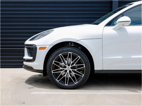 Certified 2025 Porsche Macan image 11