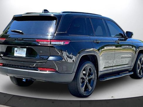 Used 2023 Jeep Grand Cherokee Limited w/ Black Appearance Package AWD/4WD image 9