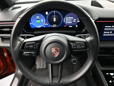 Certified 2025 Porsche Macan Electric image 12