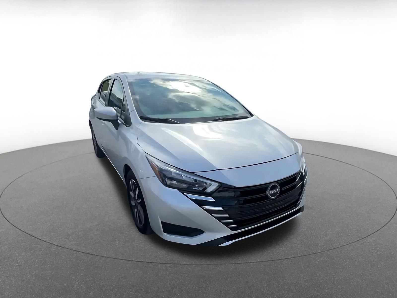 Used 2025 Nissan Versa SV FWD image 3