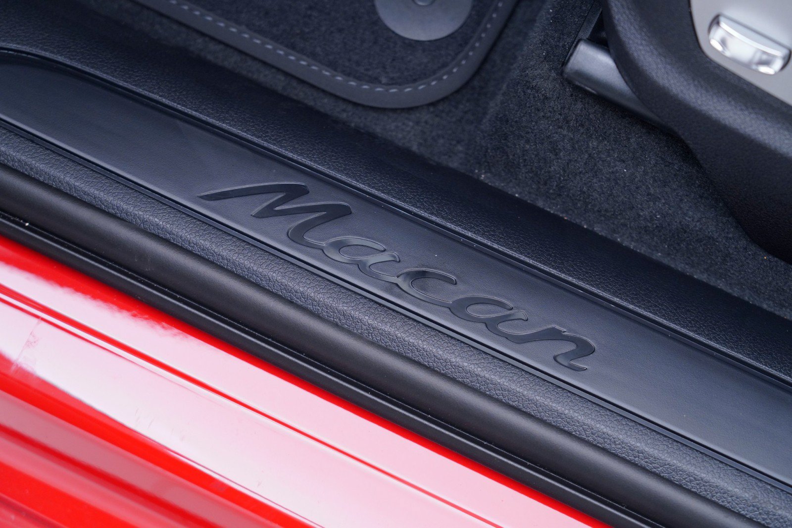 Certified 2026 Porsche Macan AWD/4WD image 15