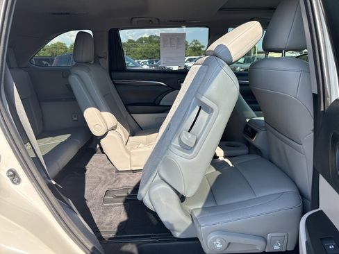 Used 2015 Toyota Highlander Limited image 20