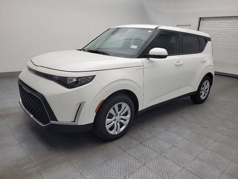 Used 2025 Kia Soul LX FWD image 2