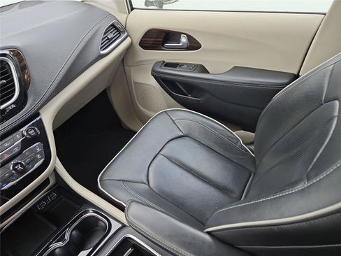 Used 2024 Chrysler Pacifica Limited FWD image 20