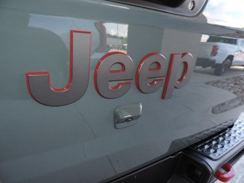 Used 2025 Jeep Gladiator Rubicon w/ Convenience Group AWD/4WD image 25