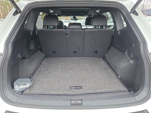 Certified 2024 Volkswagen Tiguan SE R-Line image 33