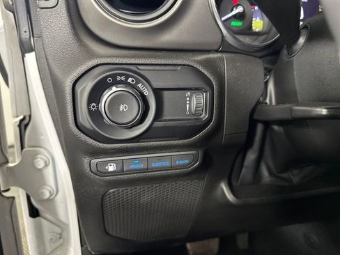 Used 2023 Jeep Wrangler Unlimited w/ Sun & Screen Package image 19