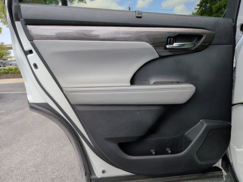 Used 2023 Toyota Highlander Limited image 39