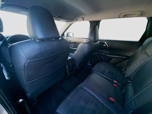 Used 2022 Mitsubishi Outlander SE image 25