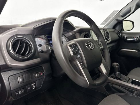 Used 2022 Toyota Tacoma TRD Sport w/ Technology Package RWD image 4