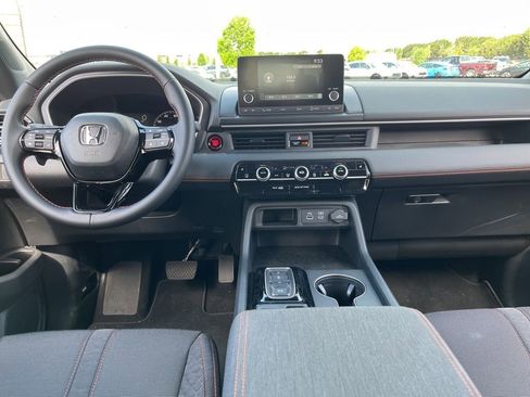 Used 2025 Honda Pilot Sport image 16