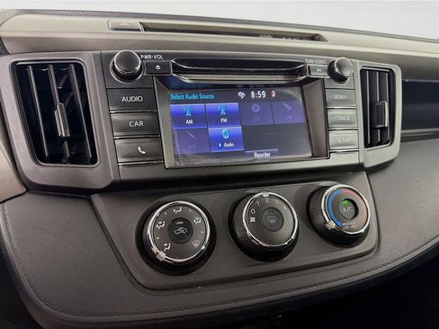 Used 2018 Toyota RAV4 LE FWD image 18