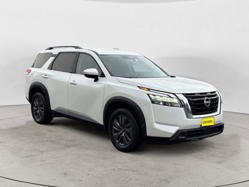 Used 2024 Nissan Pathfinder SV image 7